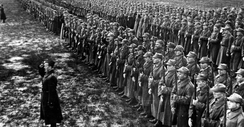 Cụ thể trong suốt thời gian diễn ra Chiến tranh Vệ quốc Vĩ đại (1941 –1945) đã có rất nhiều binh lính các nước trên thế giới đã sát cánh chiến đấu bên cạnh lực lượng Hồng quân Liên Xô. Trong đó nhiều nhất vẫn là binh lính tới từ Romania, Ba Lan, Nam Tư, Pháp, Tiệp Khắc, Hungaria,... Nguồn ảnh: Rbth.