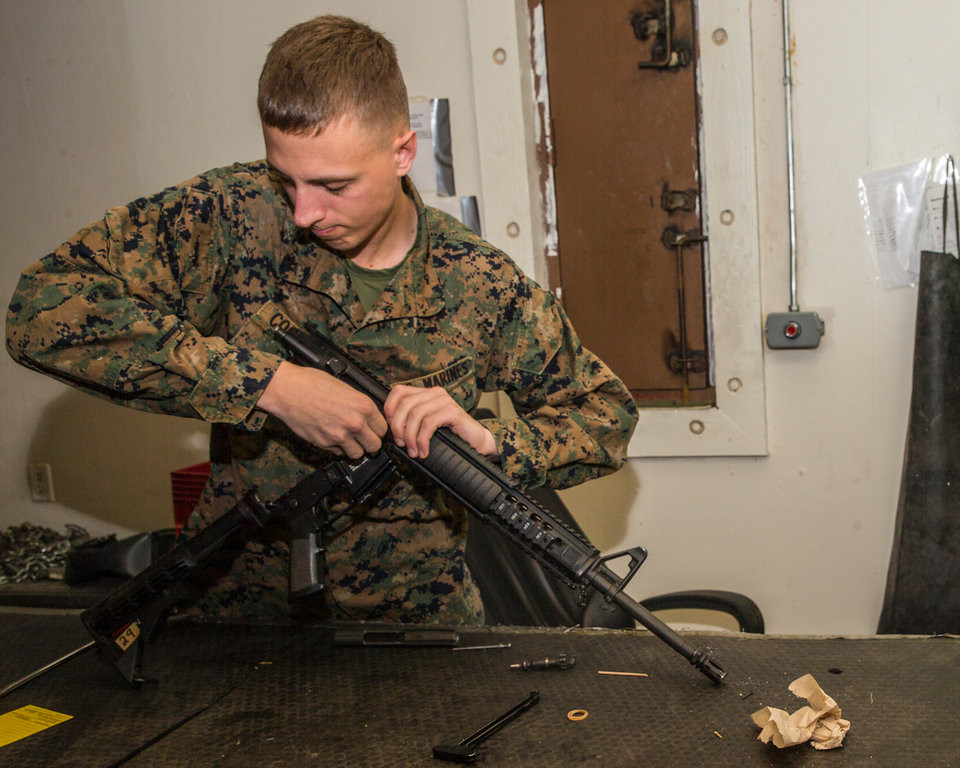 Điểm yếu thứ hai đó là khẩu súng này rất khó để tháo khi cần vệ sinh. Mặc dù được khuyến cáo là vệ sinh hàng ngày để bảo quản tốt nhất, khẩu Colt M16A4 lại cực kỳ khó tháo và khi tháo khẩu súng này, người lính cũng cần một vài thiết bị hỗ trợ chứ không thể tháo bằng tay không.