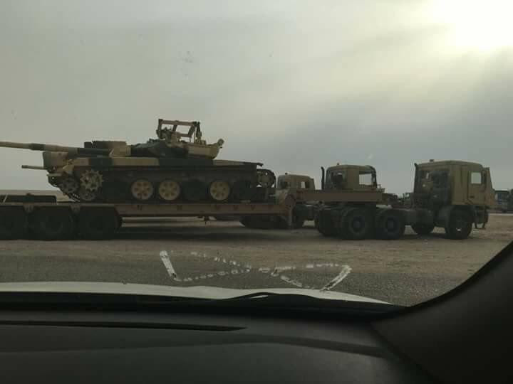 Với Iraq, việc đặt mua các xe tăng T-90 từ Nga diễn ra có phần dễ dàng hơn nhiều do thứ nhất, hai nước hoàn toàn không có rằng buộc về mặt chính trị và thứ hai, giá thành của lô xe tăng T-90 cũng rẻ hơn rất nhiều so với xe tăng Mỹ mà hiệu quả chiến đấu lại đã được chứng minh là tốt hơn. Nguồn ảnh: Twitter.
