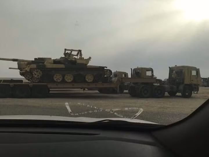 Với Iraq, việc đặt mua các xe tăng T-90 từ Nga diễn ra có phần dễ dàng hơn nhiều do thứ nhất, hai nước hoàn toàn không có rằng buộc về mặt chính trị và thứ hai, giá thành của lô xe tăng T-90 cũng rẻ hơn rất nhiều so với xe tăng Mỹ mà hiệu quả chiến đấu lại đã được chứng minh là tốt hơn. Nguồn ảnh: Twitter.