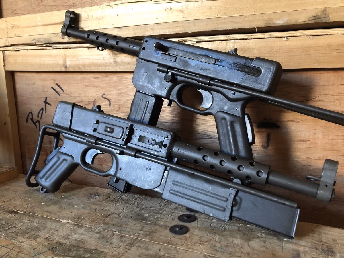 Chiều dài của khẩu súng này khi gập báng là 460mm và khi mở báng hết cỡ là 720mm - đây là khẩu súng cực kỳ gọn gàng, thích hợp cho việc tác chiến trong môi trường rừng rậm ở miền Bắc Việt Nam. Nguồn ảnh: Wikiwar.