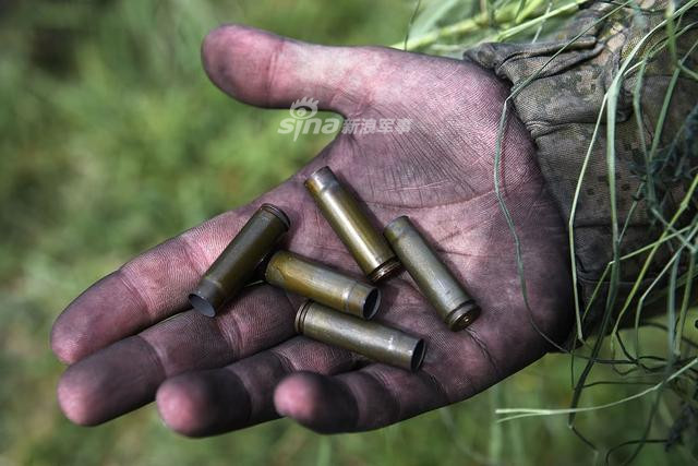 Vỏ đạn và đôi tay ám đầy khói thuốc súng sau một ngày tập luyện. Nguồn ảnh: Sina.