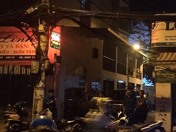 Công an phong toả khám nghiệm hiện trường. Ảnh CHÍ THẠCH