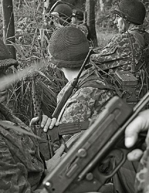 Dù là súng tiểu liên nhưng khẩu MAT-49 lại có tốc độ bắn không cao, chỉ khoảng 600 viên mỗi phút. Tuy nhiên vào thời kỳ nó ra đời, khi mà súng trường bán tự động hay thậm chí là súng trường lên đạn bằng tay còn đang phổ biến thì khẩu súng này rõ ràng nó là một "sát thủ" đáng gờm và cực kỳ nguy hiểm. Nguồn ảnh: Pinterest.