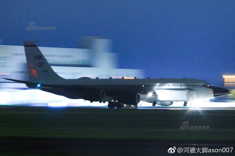 Khả năng do thám của máy bay RC-135 chia ra làm hai kiểu. Một là thu thập tin tình báo qua sóng radio, sóng cao tần, hệ thống liên lạc của đối phương - tương tự với việc nghe lén. Kiểu thứ hai là theo dõi, phát hiện tên lửa đạn đạo của đối phương, truy ngược ra nguồn phóng dựa trên phân tích quỹ đạo phóng của tên lửa địch. Nguồn ảnh: Ason007.