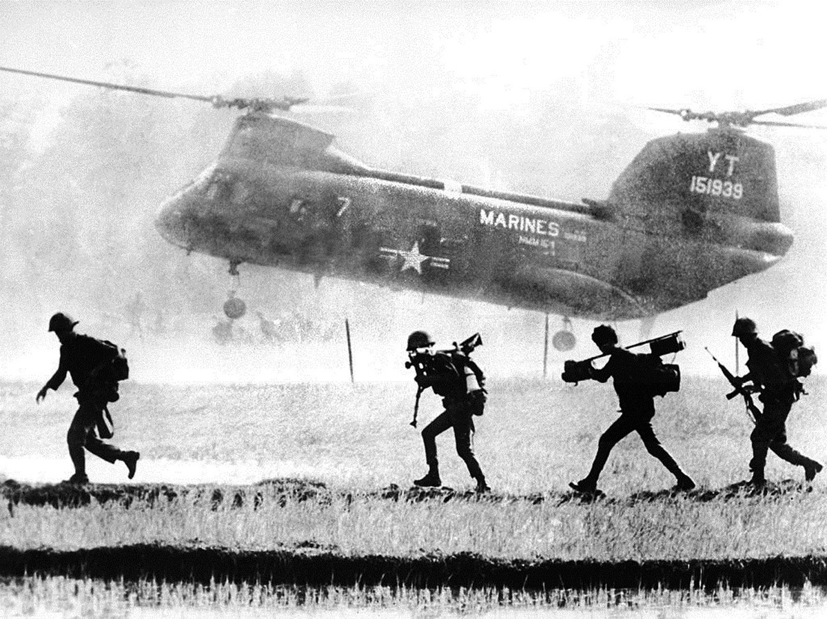 Đối đầu với Trung đoàn 95, Sư đoàn 5 của Quân Giải phóng là Lữ đoàn 1 Sư đoàn dù 101 của Mỹ và Lữ đoàn 2 Thủy quân Lục chiến của Hàn Quốc. Với quân số gần như gấp đôi, Quân Giải phóng đã chọn biệt pháp đánh du kích, tránh đánh trực diện với đối phương áp đảo hơn về mọi mặt. Nguồn ảnh: Flickr.