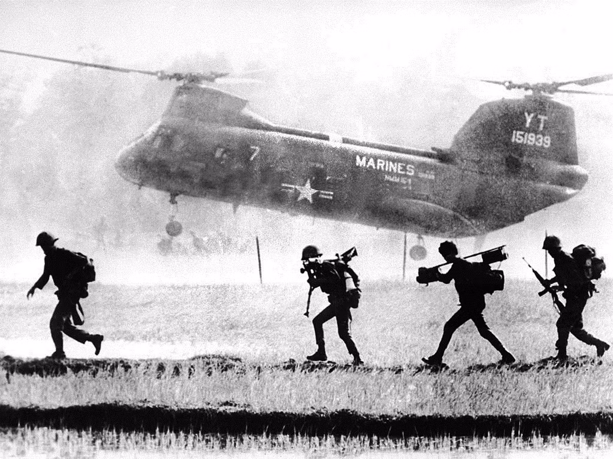 Đối đầu với Trung đoàn 95, Sư đoàn 5 của Quân Giải phóng là Lữ đoàn 1 Sư đoàn dù 101 của Mỹ và Lữ đoàn 2 Thủy quân Lục chiến của Hàn Quốc. Với quân số gần như gấp đôi, Quân Giải phóng đã chọn biệt pháp đánh du kích, tránh đánh trực diện với đối phương áp đảo hơn về mọi mặt. Nguồn ảnh: Flickr.