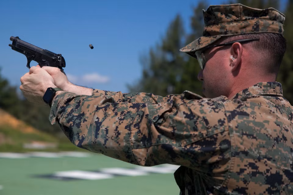 Ngoài ra, phiên bản M9A1 - một bản cải tiến của khẩu M9 cũng được đưa vào sử dụng với việc nâng cấp thêm các thanh trượt, cho phép gắn thêm phụ kiện ngoài. Nguồn ảnh: BI.