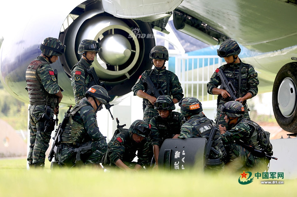 Các thành viên của nhóm đột kích với vũ khí hạng nhẹ sẽ sẵn sàng tấn công vào bên trong máy bay ngay khi có lệnh. Nguồn ảnh: 81cn.