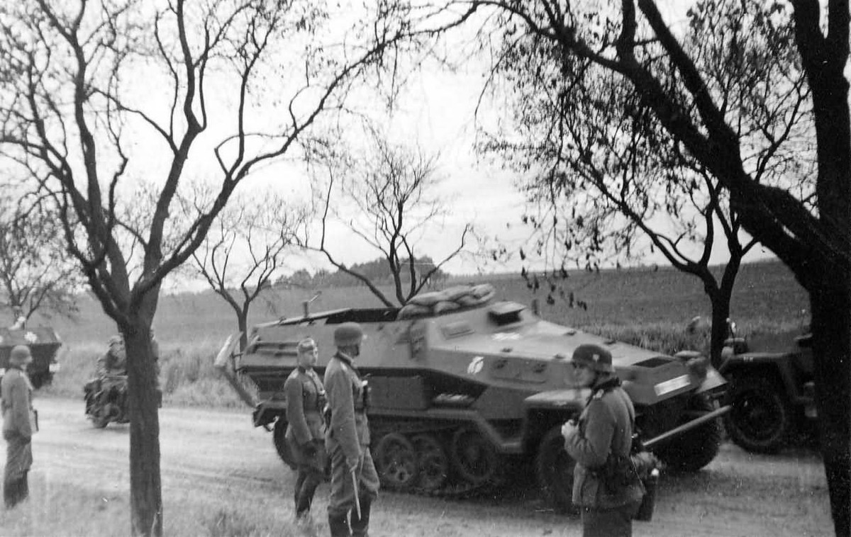 Cũng may là sức mạnh của lực lượng tăng thiết giáp Đức giai đoạn đầu Chiến tranh Thế giới thứ hai là quá mạnh nên dù bộ binh Đức không được trang bị xe Sd.Kfz. 251 nhiều nhưng họ cũng đủ để họ triệt hạ mọi kẻ thù ở châu Âu thời gian đầu cuộc thế chiến. Nguồn ảnh: Panzer.