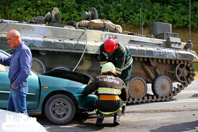 Các nhân viên Bộ Các tình trạng khẩn cấp Belarus có mặt tại hiện trường. (Ảnh: Newgrodno)