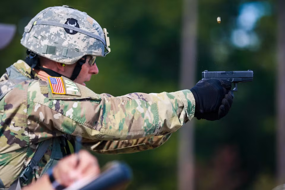 Tiếp đến là khẩu Glock 19M, khẩu súng ngắn này đang dần thay thế cho khẩu Baretta M9 (không phải bản M9A1) trong lực lượng Thủy quân Lục chiến Mỹ. Nguồn ảnh: BI.