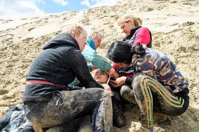 Trong đó việc sơ cứu các vết thương do đi bộ nhiều và phóng tránh các loại côn trùng độc hại là điều tối quan trọng. Các phóng viên này cũng được học về các loại cây và quả có thể ăn được và cây quả có độc, không thể ăn được trong rừng. Nguồn ảnh: Sina.