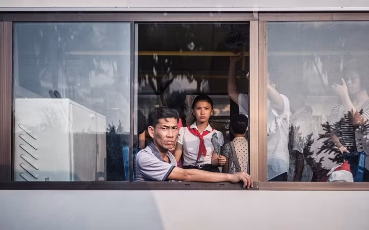 Người dân Triều Tiên trên một chuyến xe bus.