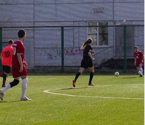 Kostyunina rất yêu nghề trọng tài bóng đá và mơ ước trở thành một trọng tài đẳng cấp FIFA.