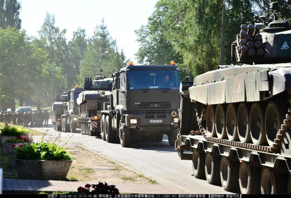 Tốc độ tối đa mà PT-91 có thể đạt được lên tới 70 km/h - chậm hơn khoảng 10 km/h so với phiên bản gốc T-72M của Liên Xô. Tầm hoạt động của PT-91 cũng ngắn hơn chỉ khoảng 395 km so với 460 km ở phiên bản gốc. Nguồn ảnh: Sina.