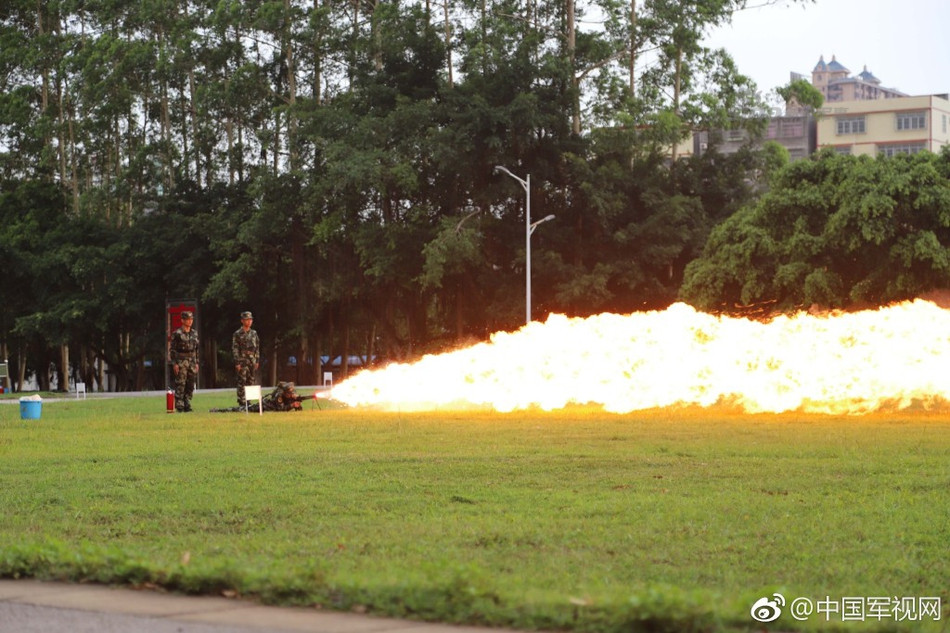 Kể từ những năm 80 của thế kỷ trước, cả thế giới đã ký vào công ước hạn chế sử dụng súng phun lửa cùng các loại vũ khí dạng lửa (như bom Napalm) trong quân đội và cấm sử dụng trong khu vực đông dân cư vì loại vũ khí này cực kỳ khó kiểm soát. Nguồn ảnh: Sina.