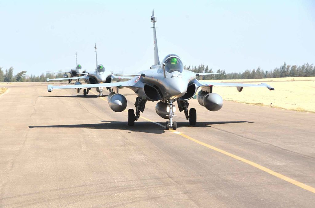 Với vị thế là quốc gia xuất khẩu vũ khí lớn thứ ba thế giới sau Mỹ và Nga, rõ ràng Pháp đang ngày càng chứng tỏ được vị thế của mình, nhất là khi các loại vũ khí đắt đó dù là thế hệ cũ như Rafale vẫn tìm được đường xuất khẩu ra nước ngoài. Nguồn ảnh: Wiki.