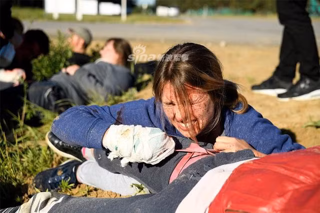 Vậy nên, việc huấn luyện cho những phóng viên này các kỹ năng cần thiết để họ có thể sống sót được trên chiến trường là điều cực kỳ quan trọng. Nguồn ảnh: Sina.