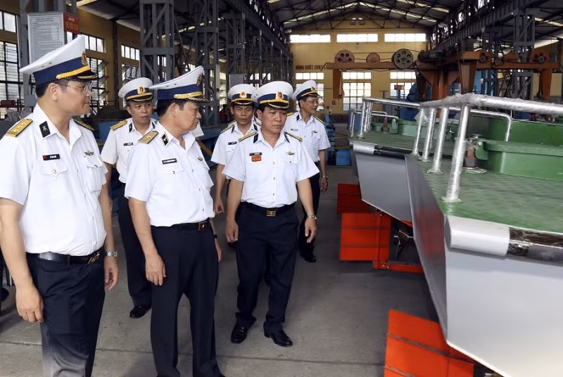 Thiếu tướng Trần Hoài Trung tham quan sản phẩm đóng mới của Nhà máy X70