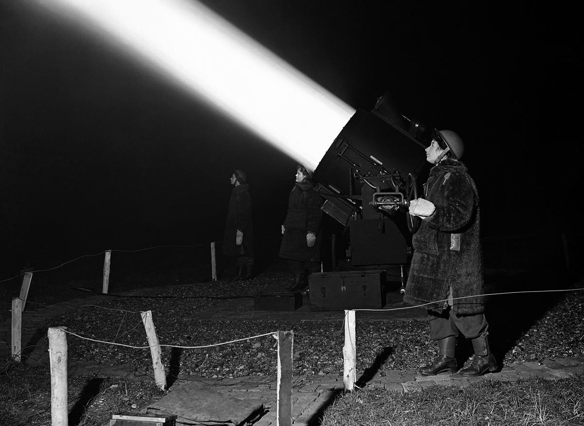 Phụ nữ Anh với nhiệm vụ soi máy bay Đức trong trận không chiến nước Anh. Nguồn ảnh: TA.