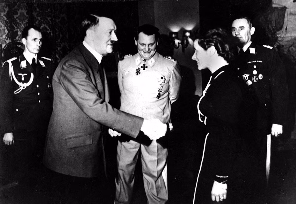 Đại úy Hanna Reitsch của Đức được đích thân Hitler trao tặng huân chương vì những đóng góp của bà trong việc cải tiến các loại máy bay chiến đấu của Không quân Đức. Nguồn ảnh: TA.