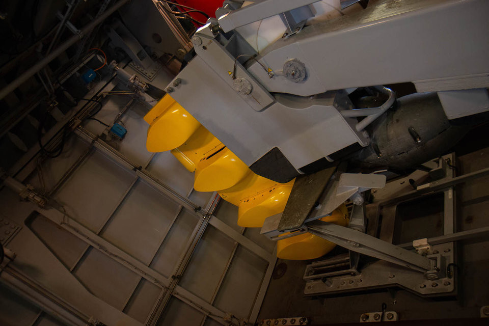 Cận cảnh phần cửa của tàu Alpino nơi hệ thống cảm biến sóng âm Thales được đưa xuống nước. Nguồn ảnh: BI.