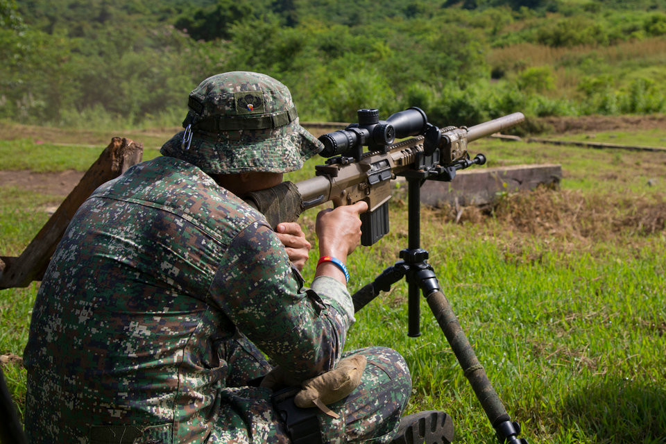 Sử dụng cỡ đạn 7,62x51, khẩu súng bắn tỉa phổ biến nhất của Thủy quân Lục chiến hiện nay là khẩu M110, có tầm bắn hiệu quả khoảng 1000 mét. Nguồn ảnh: BI.