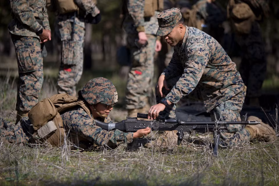 Là một trong những khẩu súng máy hiếm hoi của Thủy quân Lục chiến Mỹ sử dụng cỡ đạn 7,62, khẩu súng máy M240 có khả năng bắn xa tối đa tới gần 4 km và có cực kỳ nhiều phiên bản khác nhau. Nguồn ảnh: BI.