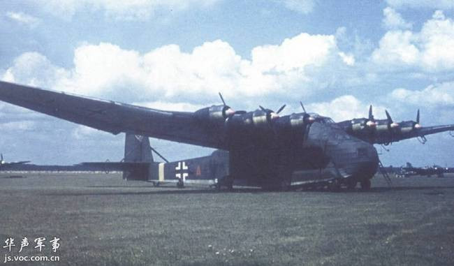 Máy bay vận tải Me 323 của Không quân Đức quốc xã được ra đời từ năm 1941, mục đích của Đức quốc xã khi thiết kế loại máy bay này đó là để mang hàng hóa hạng nặng như xe tăng, thiết giáp,... vượt eo biển tấn công vào Anh trong Chiến dịch Sealion. Nguồn ảnh: Jsvoc.
