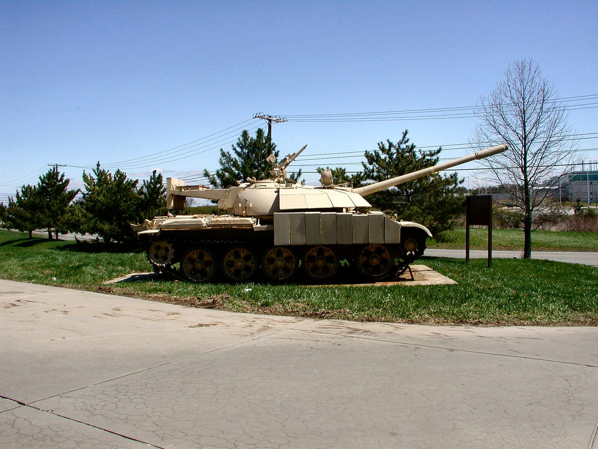 Một chiếc T-55 Enigma phiên bản tiêu chuẩn với đầy đủ giáp hộp được trưng bày tại một bảo tàng quân sự. Nguồn ảnh: Tanksenyc.