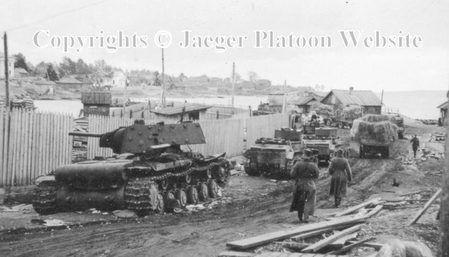 Các loại xe tăng của Đức quốc xã tham gia chiến dịch Barbarossa chủ yếu là xe tăng Panzer III và Panzer IV đời đầu, được trang bị pháo lớn nhất chỉ 75mm hoàn toàn không đủ khả năng bắn xuyên giáp xe tăng hạng nặng KV-1 ở mọi phía. Đối thủ duy nhất mà KV-1 lo sợ trên chiến trường khi này lại chính là những khẩu pháo Flak 88 của Đức. Nguồn ảnh: Jaeger..