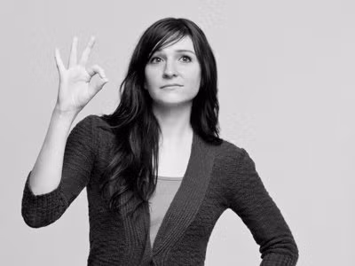 Kiểu giơ ba ngón tay của người Mỹ khác hoàn toàn so với người Liên Xô. Ảnh: pinterest.