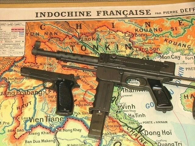 Ngoài việc thay đổi cỡ đạn, khẩu tiểu liên MAT-49 cũng được ta "độ" lại hộp tiếp đạn. Theo đó, dù sử dụng cỡ đạn lớn hơn nhưng hộp tiếp đạn của MAT-49 cũng được nới rộng lên tới 35 viên. Điều này khiến trọng lượng của khẩu súng tăng lên tới gần 5 kg. Nguồn ảnh: Flickr.