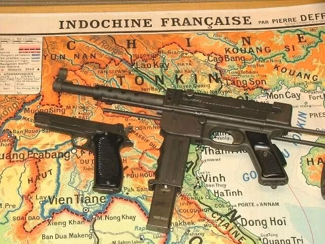 Ngoài việc thay đổi cỡ đạn, khẩu tiểu liên MAT-49 cũng được ta "độ" lại hộp tiếp đạn. Theo đó, dù sử dụng cỡ đạn lớn hơn nhưng hộp tiếp đạn của MAT-49 cũng được nới rộng lên tới 35 viên. Điều này khiến trọng lượng của khẩu súng tăng lên tới gần 5 kg. Nguồn ảnh: Flickr.