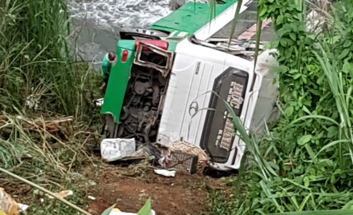 Hiện trường xe khách rơi xuống vực đèo Lò Xo Hiện trường xe khách rơi xuống vực đèo Lò Xo