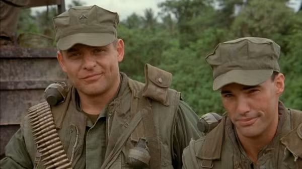 Cũng sử dụng cơ chế mỏ vịt để ném, lựu đạn M61 không có khứa cạnh nên khả năng sát thương bằng mảnh văng của nó là không cao. Ngược lại, loại lựu đạn này lại có khả năng sát thương tốt bằng áp lực nổ. Nguồn ảnh: Pinterest.