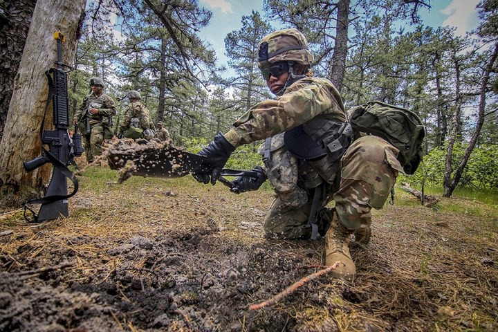 Lính Mỹ dùng xẻng đào đất tạo một vị trí chiến đấu trong đợt huấn luyện bảo vệ căn cứ tại New Jersey, Mỹ.