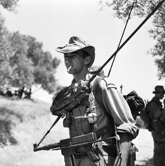 Phiên bản tiểu liên MAT-49 được quân giới của ta sau này cải tiến lại đã thay đổi cỡ nòng của khẩu súng này, chuyển sang sử dụng loại đạn tiểu liên cỡ 7,62x25mm. Đây là loại đạn tiểu liên của Liên Xô viện trợ cho ta, phù hợp hơn với yêu cầu về hậu cần thay vì chỉ dùng được đạn 9mm theo thiết kế của súng. Nguồn ảnh: Pinterest.