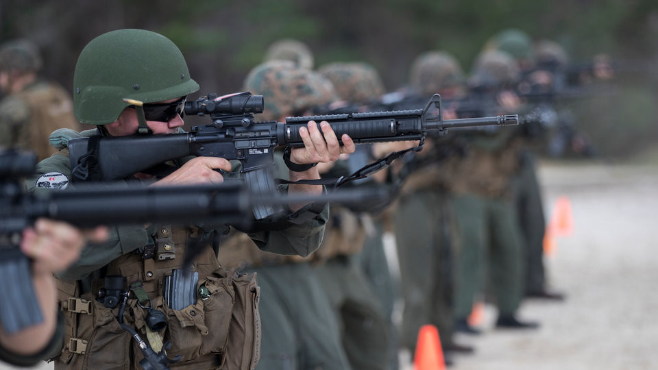 Điều đầu tiên đó là khẩu súng trường tấn công M16A4 quá dễ rỉ sét. Trong điều kiện thời tiết ở những vùng nhiệt đới, khẩu M16A4 có thể bị rỉ sét rất nhanh, nhất là những bộ phận được làm bằng kim loại như nòng súng hay thậm chí là kíp hỏa.