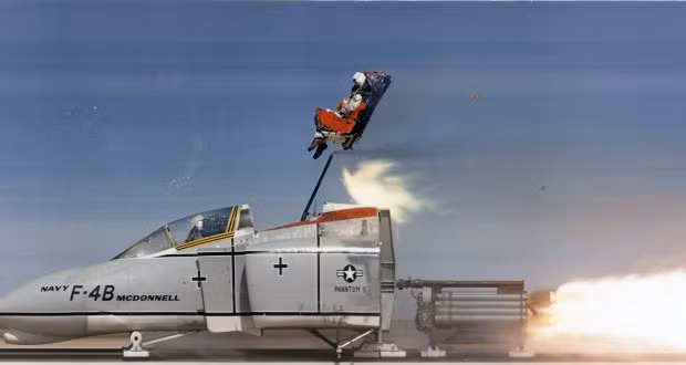 Do mỗi phi công đều là tài sản cực kỳ đắt giá của một quốc gia - đắt hơn nhiều lần chiếc máy bay họ đang điều khiển nên để cứu được những tài sản này, Không quân các nước trên thế giới đã tốn rất nhiều công sức để nâng cấp các quy trình vận hành bay an toàn và quy trình thoát hiểm cho phi công. Nguồn ảnh: BI.