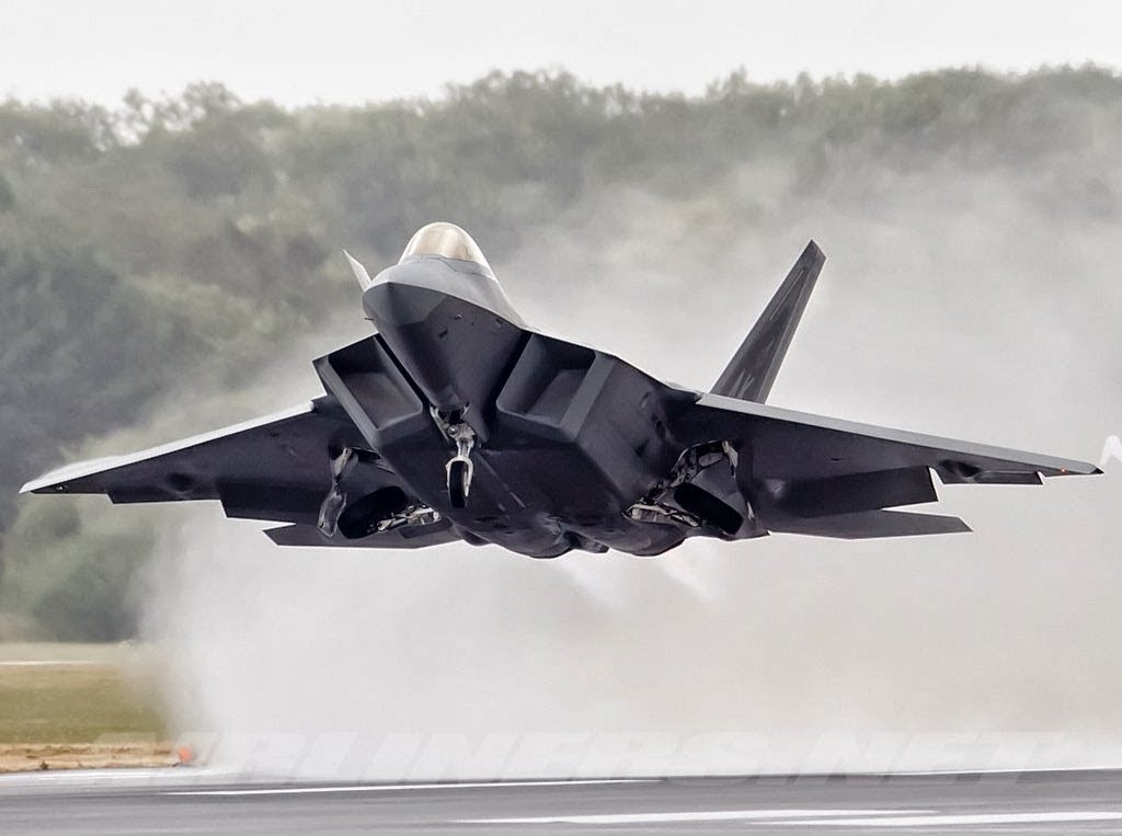 Tuy nhiên nhiều chuyên gia cho rằng, do chiếc F-35 còn quá mới, chi phí vận hành và bảo dưỡng cho nó vẫn chưa được hoàn thiện. Trong tương lai, khi F-35 phục vụ với số lượng lớn trong không quân và hoạt động trong thời gian dài, quy trình bảo dưỡng F-35 chắc chắn sẽ có sự thay đổi và khi đó, rất có thể mỗi giờ bay F-35 sẽ đắt đỏ ngang với F-22 dù nó chỉ có một động cơ. Nguồn ảnh: Quora.