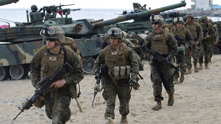 Theo con số được tờ Politico tính toán, số tiền Mỹ cần phải chi ra để bảo dưỡng và trả lương cho các nhân viên quân sự và dân sự của nước này phục vụ trong các căn cứ quân sự ở nước ngoài trong năm tài khóa 2014 là khoảng từ 85 tới 100 tỷ USD - cao hơn ngân sách quốc phòng Nga chi trong năm 2014. Nguồn ảnh: USmarines.