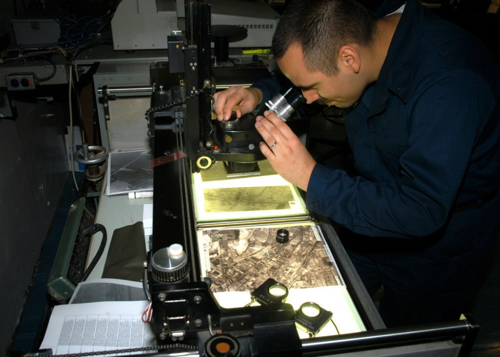 Cận cảnh quá trình lấy thông tin từ những tấm phim sắc nét mà Ryan Firebees mang về. Thông qua kính lúp và kính hiển vi, từng người dân thường dưới mặt đất cũng có thể được quan sát rõ. Nguồn ảnh: Flickr.