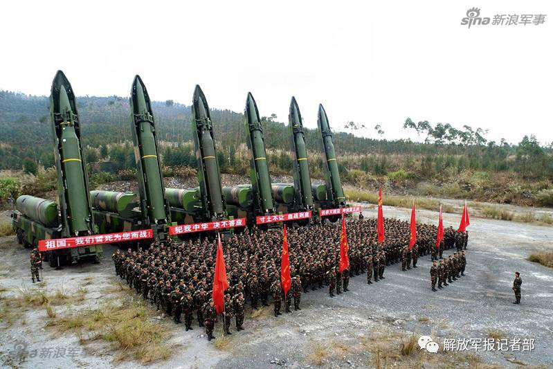 DF-16 được tin là loại tên lửa có độ chính xác cao nhất của Trung Quốc hiện nay, nó đủ khả năng đánh trúng các mục tiêu lớn có tốc độ di chuyển thấp như tàu sân bay của đối phương. Cùng với tên lửa DF-21, DF-16 được xem là một trong hai loại tên lửa được Bắc Kinh tin tưởng giao cho nhiệm vụ "trấn giữ" ở biển Đông và ở bán đảo Triều Tiên. Nguồn ảnh: Sina.
