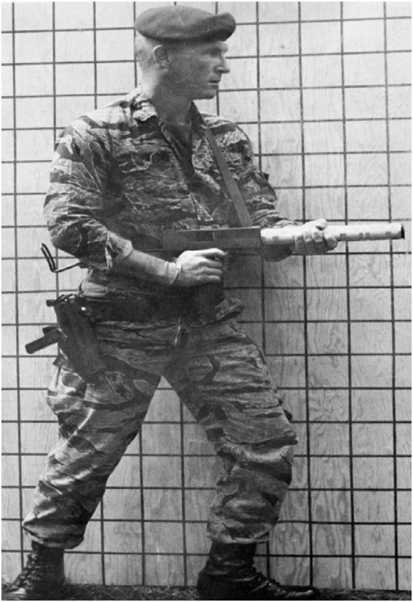 Mặc dù vậy, do có nòng quá ngắn, khẩu súng này có tầm bắn cực kỳ thấp. Tầm bắn của MAC-10 chỉ khoảng 50 mét khi sử dụng cỡ đạn .45 ACP và tối đa khoảng 70 mét khi sử dụng cỡ đạn 9x19mm. Nguồn ảnh: Flickr.