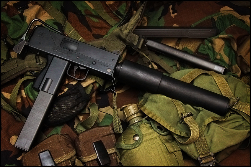 Sử dụng cỡ đạn .45 ACP (11,43x23mm) hoặc 9x19mm truyền thống của súng tiểu liên, khẩu MAC-10 có hộp tiếp đạn cỡ 30 viên khi sử dụng loại đạn .45 ACP và hộp tiếp đạn 32 viên khi sử dụng cỡ đạn 9mm. Khẩu súng này không có khả năng gắn theo bất cứ loại phụ kiện nào trừ ống giảm thanh. Nguồn ảnh: WHD.