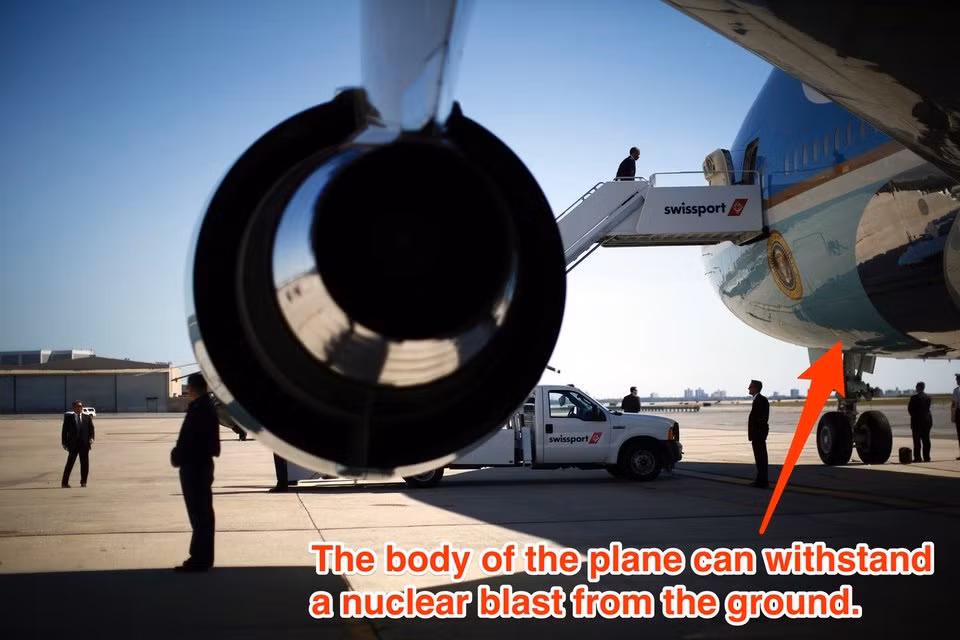 Lớp vỏ của Air Force One được cho là có khả năng chống bức xạ hạt nhân từ các vụ nổ hạt nhân dưới mặt đất. Chiếc Không Lực Một cũng là "phòng an toàn trên không" của Tổng thống và các Bộ trưởng Mỹ trong trường hợp nước này bị tấn công hạt nhân. Nguồn ảnh: BI.