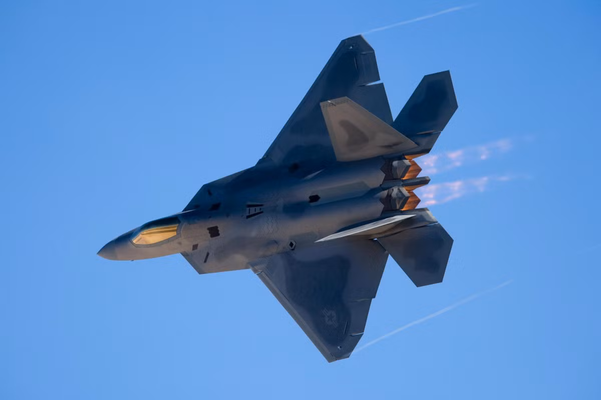 Mặc dù vậy đắt đỏ nhất lại là chiếc F-22 Raptor của Không quân Mỹ. Chiếc F-22 Raptor này có giá thành bay lên tới 80.000 USD một giờ - một cái giá không thể đắt đỏ hơn cho một chiến đấu cơ thế hệ năm. Nguồn ảnh: Quora.