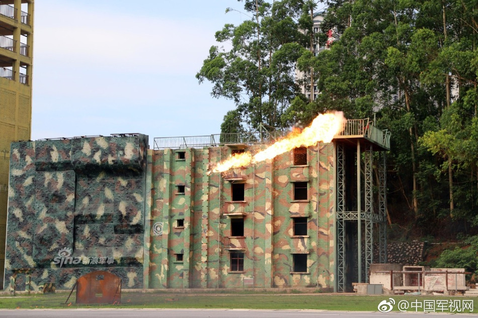 Tuy nhiên Trung Quốc không những không tuân thủ việc hạn chế trang bị súng phun lửa mà thậm chí còn cho binh lính tập luyện sử dụng súng phun lửa trong tác chiến đô thị. Trong khi đó, các quân đội lớn trên thế giới đã gần như loại bỏ loại vũ khí này ra khỏi biên chế do chúng bị cấm và dễ gây tai nạn khi tập luyện. Nguồn ảnh: Sina.